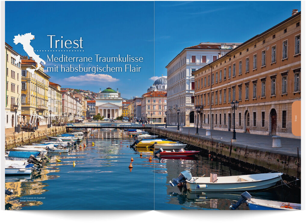 Ein Fotobuch zeigt ein Bild von Triest mit einem Kanal, gesäumt von Booten und historischen Gebäuden, unter einem blauen Himmel.