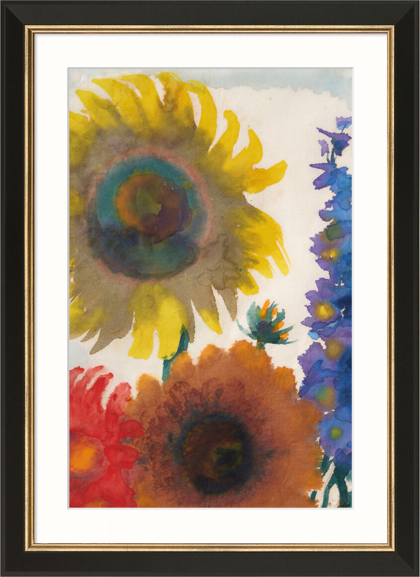 Emil Nolde: »Sonnenblumen und Rittersporn«, 1935. Ein Aquarellgemälde von Sonnenblumen und Rittersporn in lebhaften Farben, gerahmt in einem schwarzen Rahmen mit goldenen Akzenten.