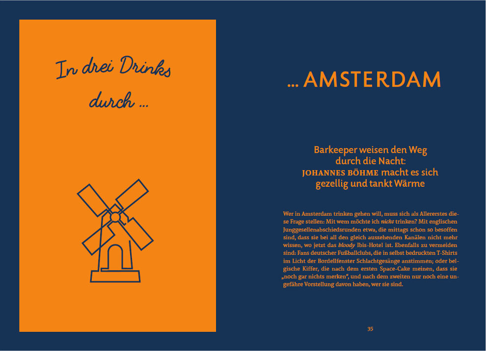 Eine Seite aus dem Buch 'Drinks für jede Lebenslage' zeigt einen orangefarbenen Hintergrund mit einer stilisierten Windmühle und blauem Text 'In drei Drinks durch ... Amsterdam' auf der linken Seite. Auf der rechten Seite steht in blauem Text eine Beschreibung über Barkeeper und die Atmosphäre von Amsterdam. Der Hintergrund ist blau mit orangefarbenem Text.