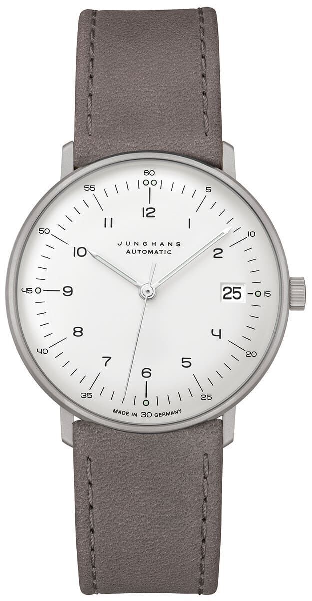 Bild einer eleganten Armbanduhr, Modell ZEIT-Kollektion »Max Bill Kleine Automatic« mit einem minimalistischen Design. Sie hat ein Edelstahlgehäuse, ein schlichtes weißes Zifferblatt und ein graues Lederarmband. Die Uhr ist mit klaren schwarzen Ziffern und feinen Linien gestaltet.