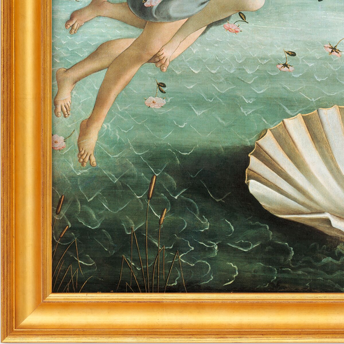 Detail aus Botticellis Gemälde »Die Geburt der Venus«: Der untere Teil von Venus’ Körper mit ausgestreckten Beinen, rechts eine weiße Muschel, umrahmt von einem goldenen Rahmen. Wasser mit Wellen und Blumen im Hintergrund. Elegante, klassische Darstellung.