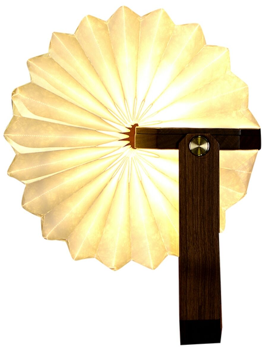 Eine elegante Origami-Lampe mit einem Lampenschirm aus gefaltetem Papier und einem stilvollen Holzfuß. Die Lampe strahlt warmes Licht aus und ist ideal für ein modernes Wohnambiente.