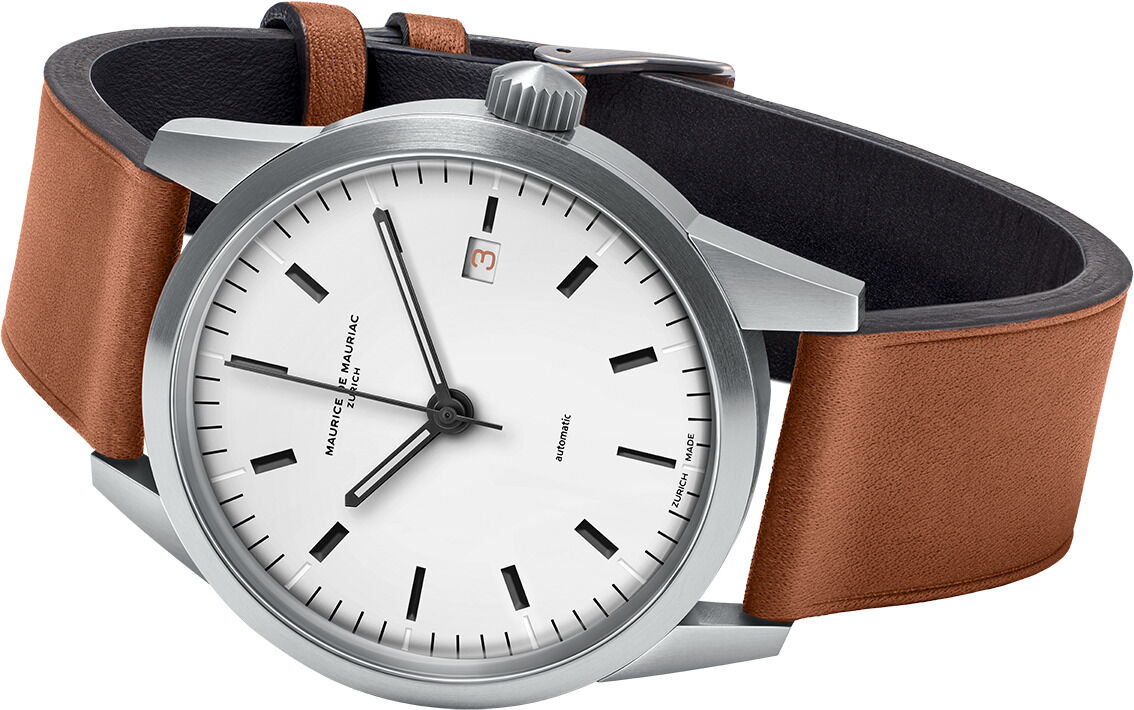 Die ZEIT-Sonderedition Uhr »L1 Weiss« besitzt ein schlichtes, elegantes Design mit einem weißen Zifferblatt, schwarzen Indizes und Zeigern. Sie verfügt über ein silberfarbenes Gehäuse und ein braunes Lederarmband. Ein kleines Quadrat für die Datumsanzeige ist ebenfalls zu sehen.