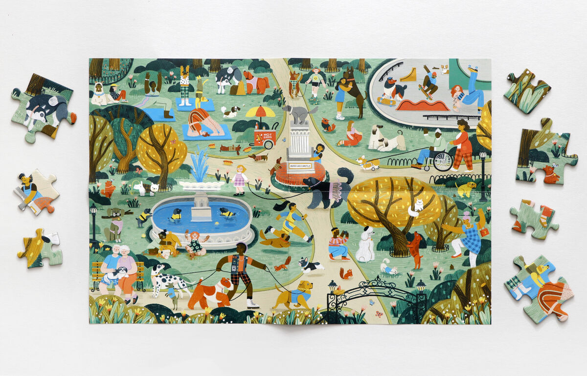 Das Puzzle »Gassi gehen« zeigt eine lebendige Parkszene mit vielen Menschen und Hunden, die gemeinsam Zeit im Freien verbringen. Die Illustration ist bunt und detailreich, mit Bäumen, Wegen, einem Brunnen und verschiedenen Aktivitäten wie Spazierengehen und Spielen.