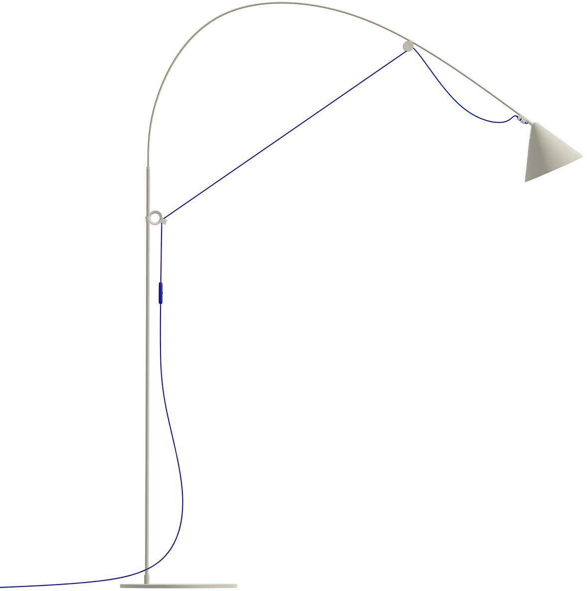 Stehlampe AYNO mit einem modernen Design in Silber und Ultramarinblau. Die Lampe hat einen schlanken, eleganten Bogen mit einem minimalistischen Lampenschirm in Dreiecksform und einem ultramarinblauen Kabel.