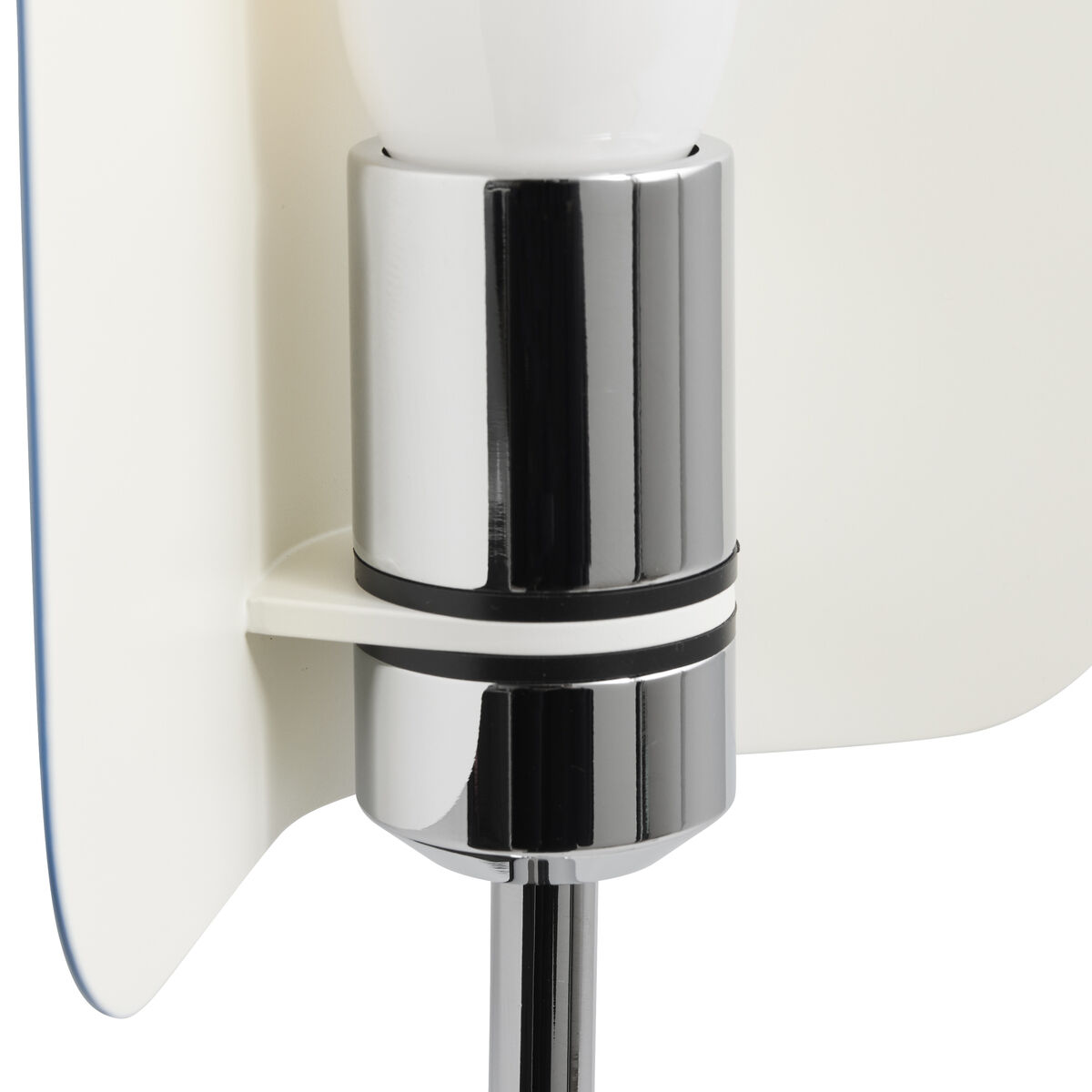 Nahaufnahme einer modernen Lampe mit Clip-Halterung. Die Lampe hat ein minimalistisches Design in Weiß und Silber, mit einer glänzenden Metallverkleidung und einer weißen Glühbirne.