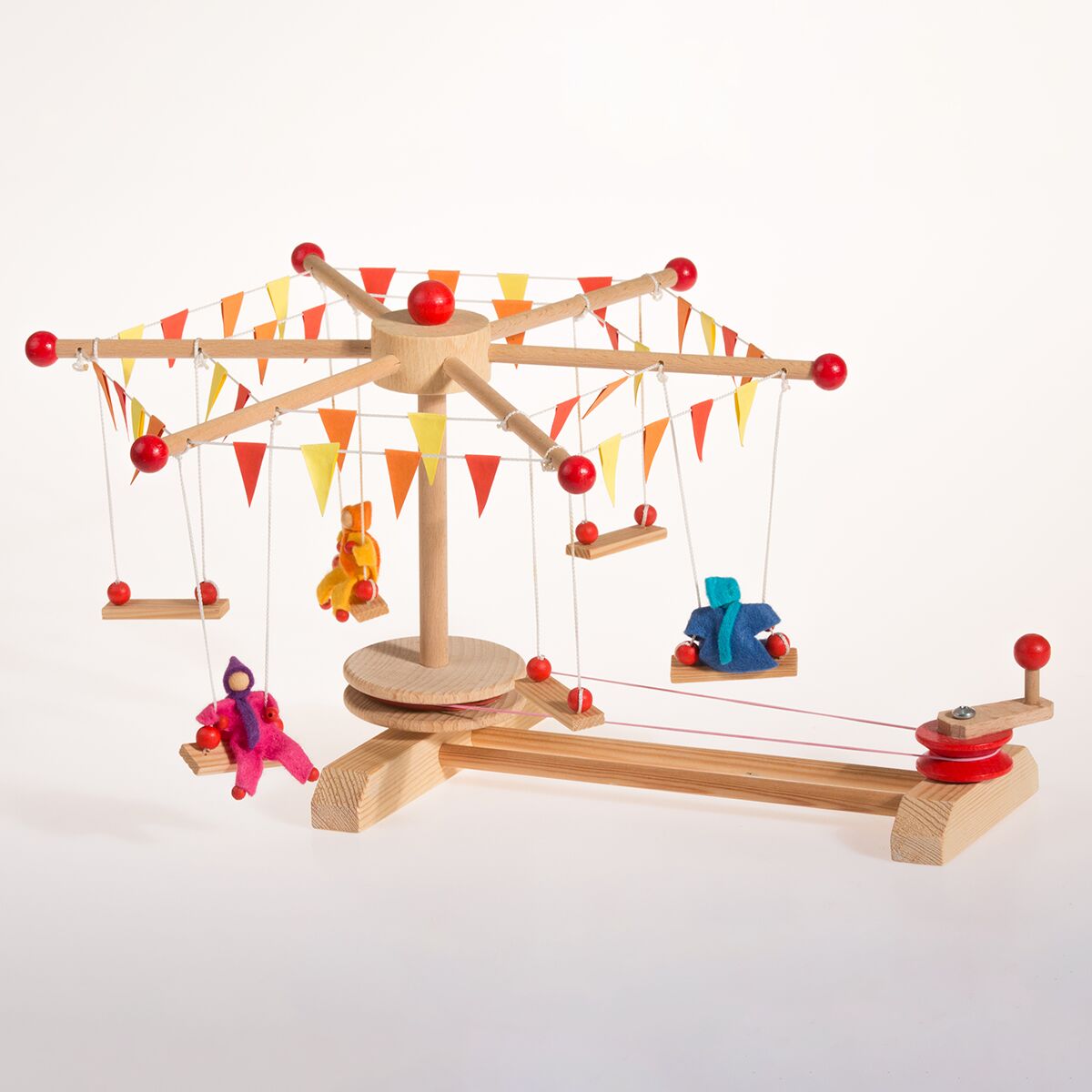 Abbildung eines Kettenkarussell-Bausatzes aus Holz mit bunten Figuren und Wimpelgirlanden. Das Karussell steht auf einer weißen Fläche, ist mit verschiedenen kräftigen Farben gestaltet und zeigt mehrere an Schnüren befestigte Holzfiguren, die am Karussell hängen. Geeignet für Kinder und Familien als kreatives Bastelprojekt.