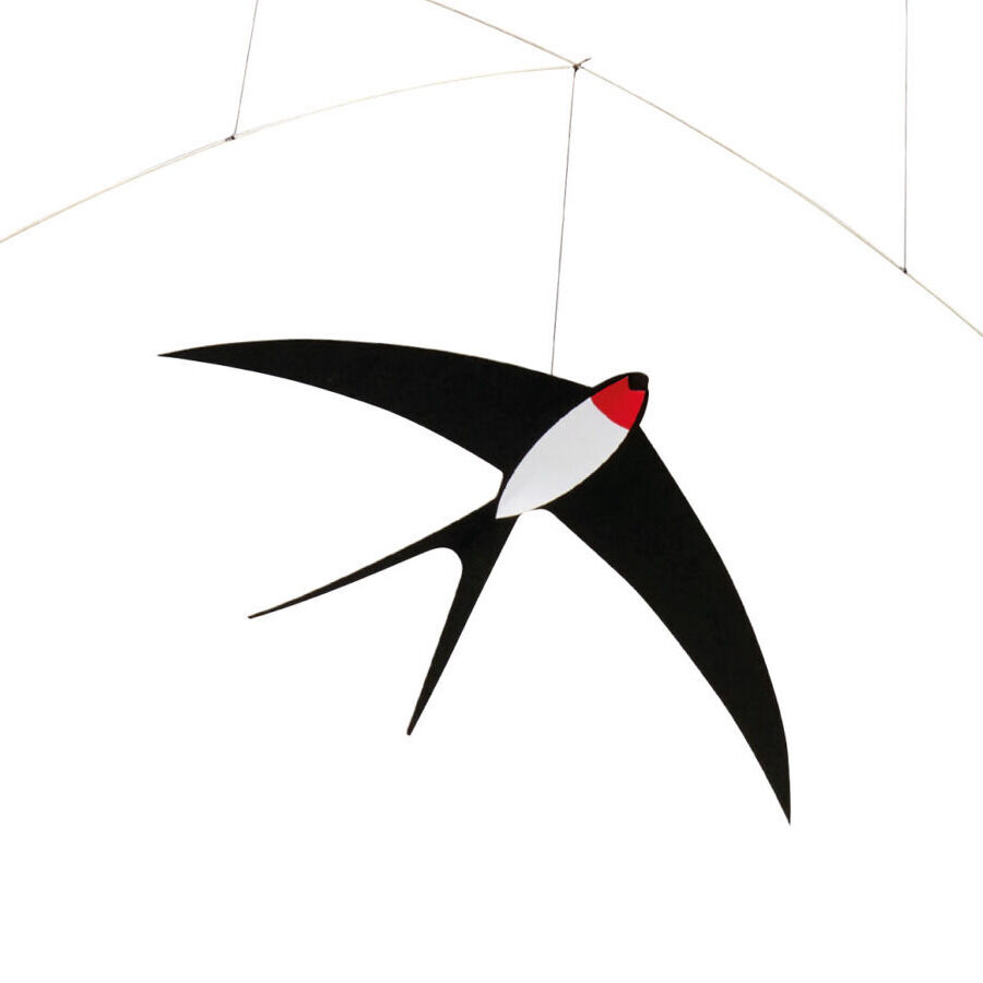 Dänisches Mobile »Schwalben« von Flensted Hanging Art: Ein eleganter Schwalbenschnitt aus stabilem Karton in Schwarz mit weißem und rotem Akzent, schwebend an dünnen Fäden. Minimalistisches Design, ideal als moderne Dekoration für Kinderzimmer und Wohnräume.