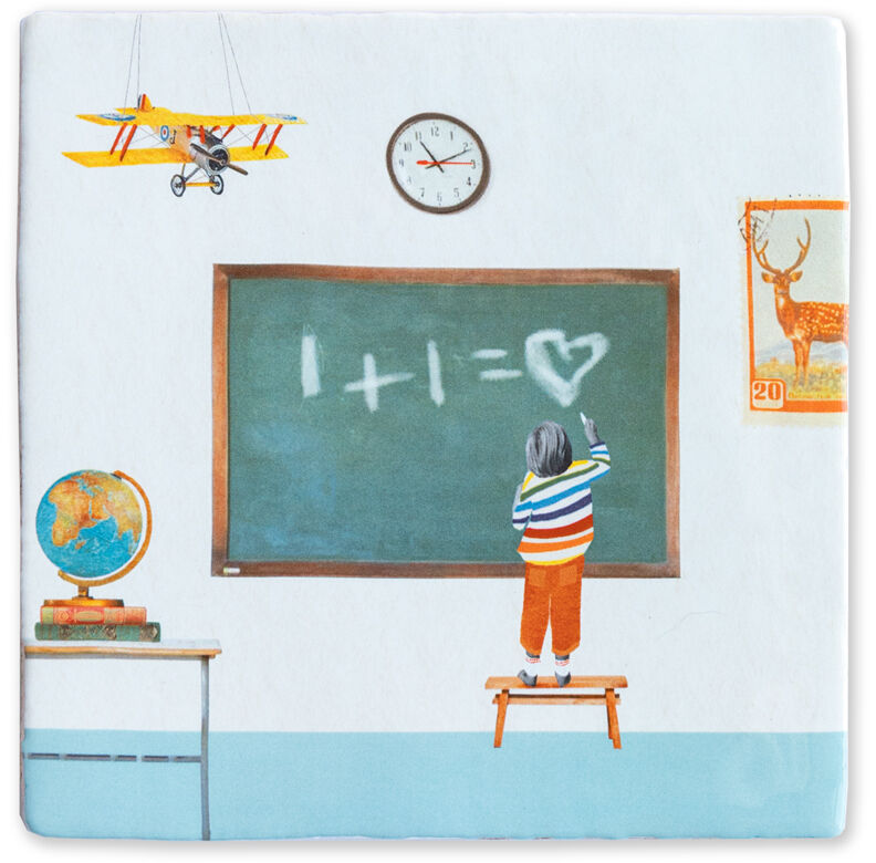 Keramikfliese mit einem Motiv eines Klassenzimmers: Ein Kind steht auf einem Holzstuhl und schreibt mit Kreide Mathematik an die grüne Schultafel. Im Raum gibt es ein Flugzeugmodell, eine Globus, ein Hirschbild und eine Uhr an der Wand.