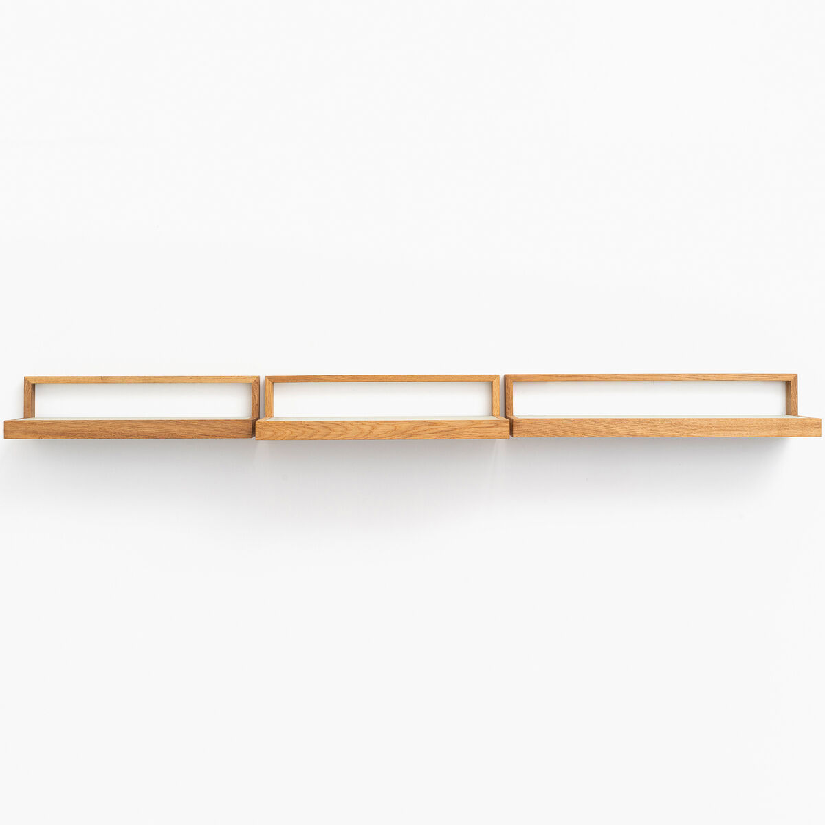Minimalistisches Ablagebord »buck« aus geöltem Eichenholz mit pistaziengrüner Möbellinoleumfläche, drei nebeneinander platzierte Fächer, an der Wand befestigt. Modernes, schlankes Design, ideal als Regal oder Ablage für Design-Liebhaber:innen.