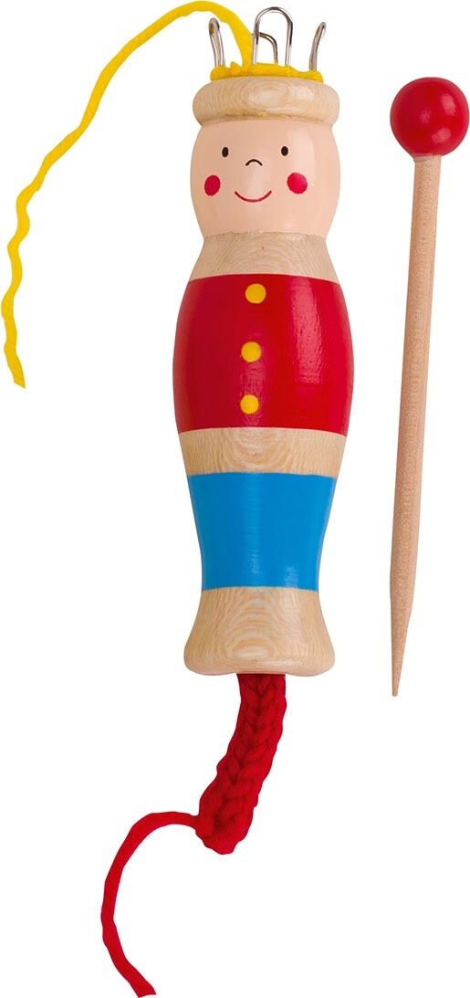 Ein Strick- und Web-Set, bestehend aus einer Strickliesel aus Holz mit einer fröhlichen, bemalten Figur in roten und blauen Farben, mit gelbem und rotem Faden sowie einer Holzstricknadel, auf weißem Hintergrund.