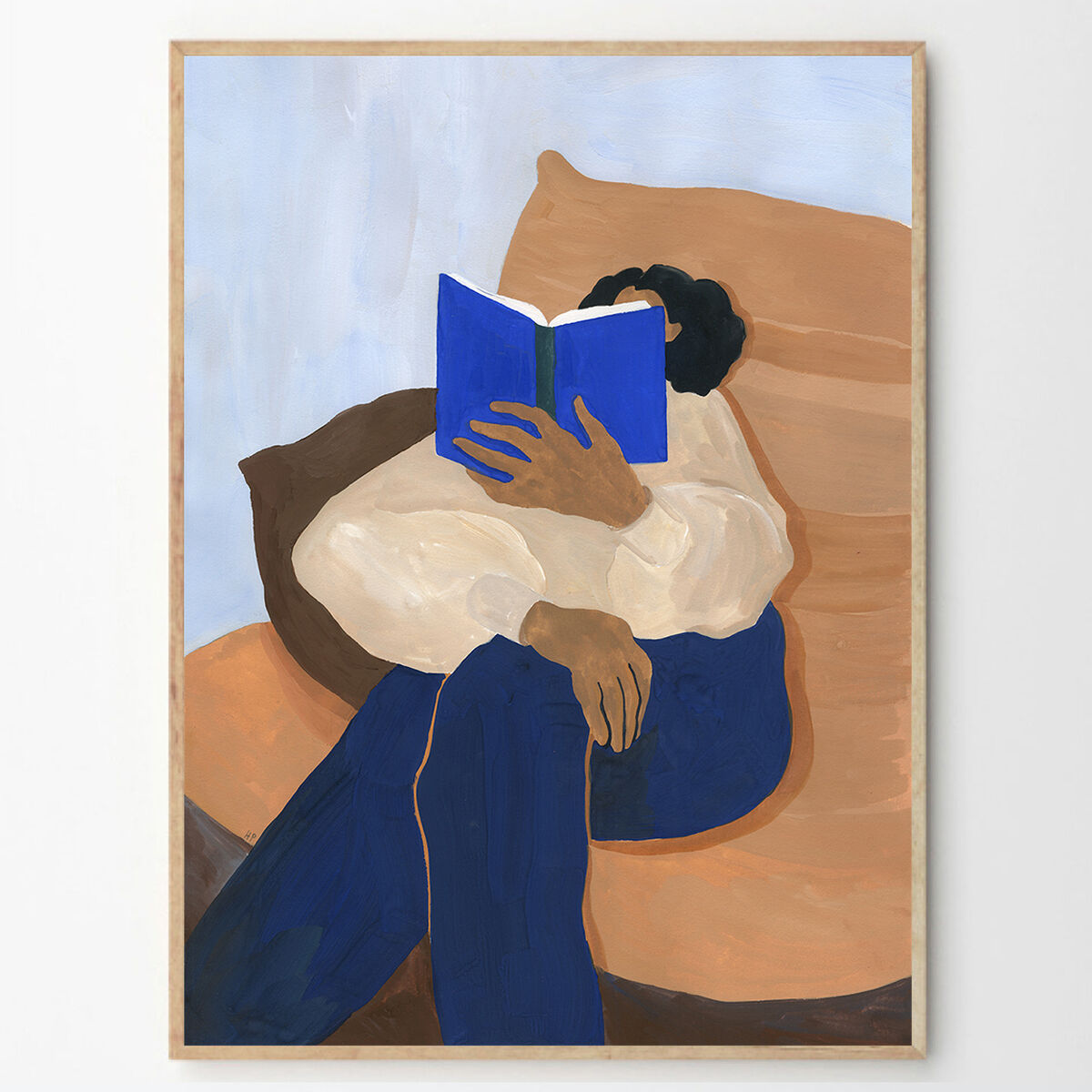 Ein Gemälde von Hanna Peterson mit dem Titel 'Die Togo', eingerahmt in einem schlichten Holzrahmen. Es zeigt eine stilisierte Figur, die auf einem braunen Hintergrund sitzt und ein blaues Buch liest.