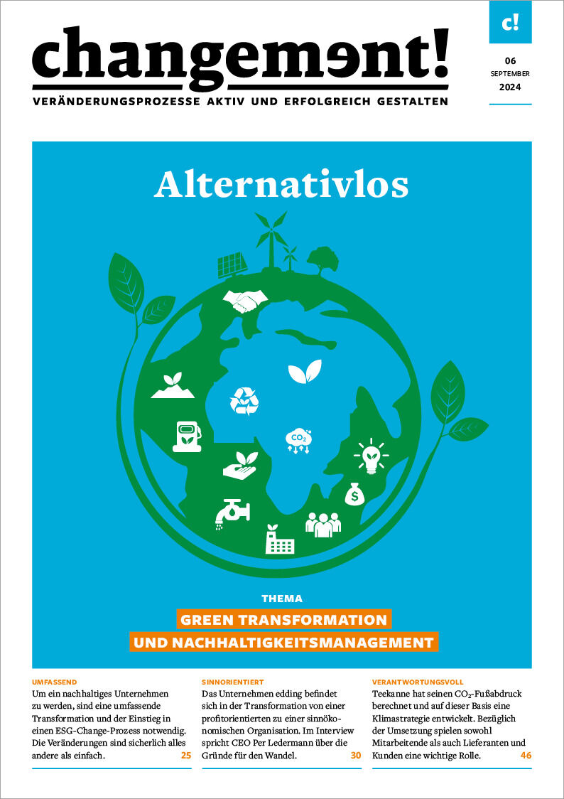 Cover des Magazins 'changement Ausgabe 06/2024: Alternativlos'. Im Zentrum eine stilisierte Weltkugel mit Symbolen für Nachhaltigkeit und erneuerbare Energien. Der Hintergrund ist blau mit grünen Akzenten. Oben steht 'Alternativlos' und darunter 'Green Transformation und Nachhaltigkeitsmanagement'.
