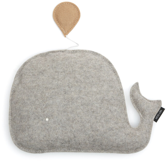 Spieluhr in Form eines Wals, hauptsächlich grau mit einem beigen Wasserspritzer oben. Perfekt als Baby- oder Kinderzimmerdekoration.