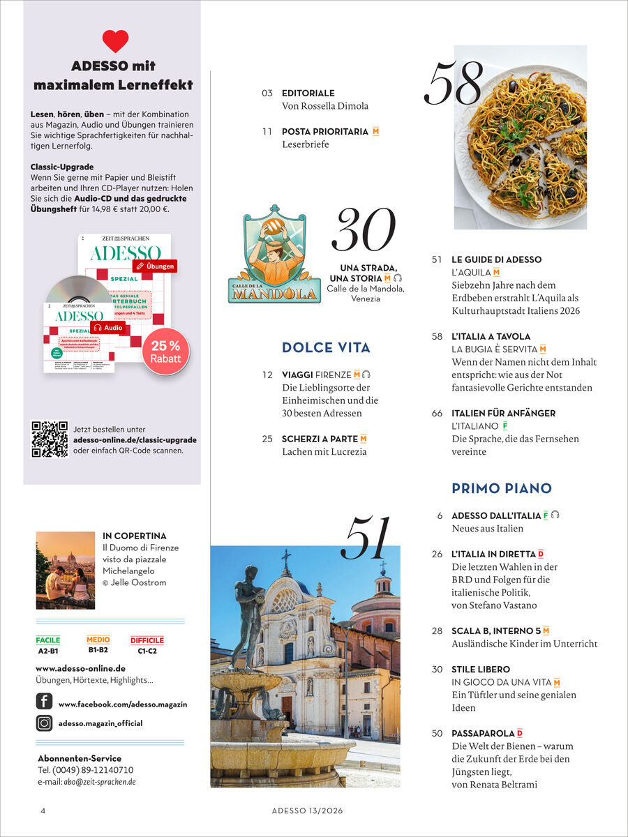 Doppelseite des Sprachmagazins Adesso 15/2026: links Werbung für Lernangebote mit Rabatt und QR-Code, darunter Titelbild „In copertina“. Rechts Inhaltsverzeichnis mit Fotos von Pasta und italienischer Kirche, Rubriken Dolce Vita und Primo Piano sowie Beiträgen zu Odyssee-Drehorten, Stränden und Parmigiana.