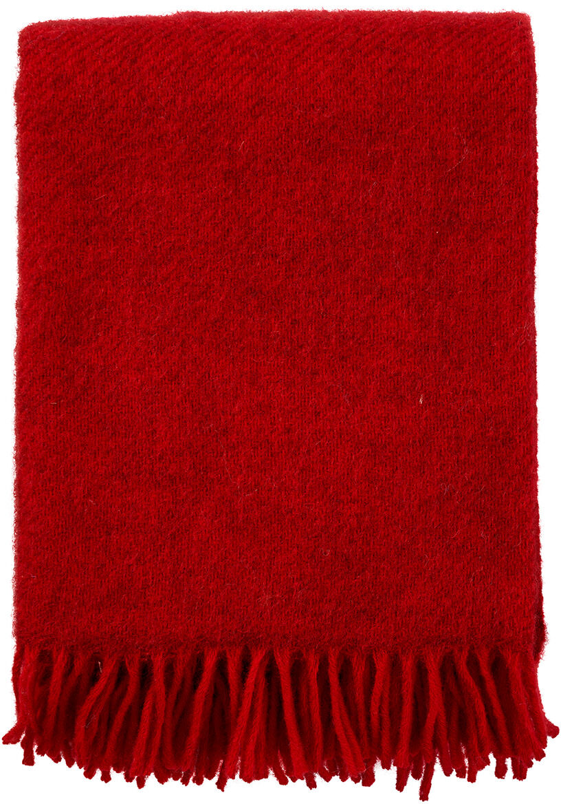Eine rote Decke mit Fransen, bekannt als »Gotland«. Sie besteht aus weichem Material und eignet sich ideal zum Kuscheln auf dem Sofa oder im Bett.