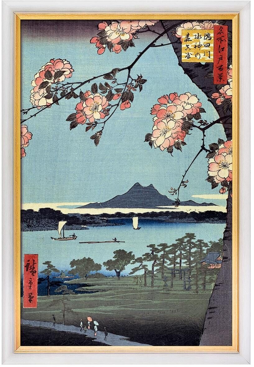 Ein farbenfroher japanischer Holzschnitt von Ando Hiroshige zeigt eine wunderschöne Landschaft von Suijin Grove und Masaki. Ein blühender Baum rahmt die Szene, im Hintergrund ist ein ruhiger Fluss mit Booten und Berge zu sehen. Die dominierenden Farben sind Blau, Rosa, Grün, Schwarz und Gelb.