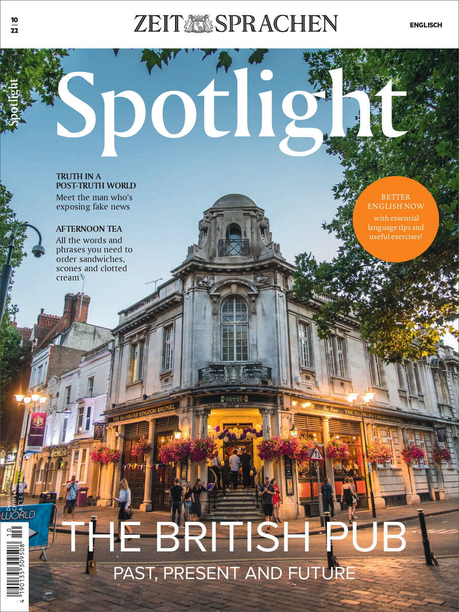 Cover der Zeitschrift Spotlight Ausgabe 10/2022. Der Titel lautet: 'THE BRITISH PUB: PAST, PRESENT AND FUTURE'. Das Bild zeigt einen traditionellen britischen Pub bei Abenddämmerung. Der Schriftzug 'Spotlight' ist oben mittig platziert. Annotierte Texte 'TRUTH IN A POST-TRUTH WORLD' und 'AFTERNOON TEA' sind ebenfalls sichtbar.