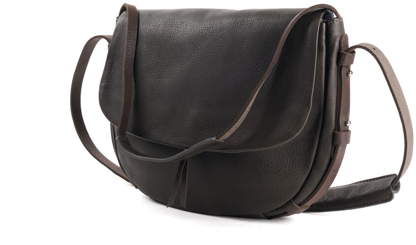 Schwarze Schultertasche, Modell »Slingbag M«, aus Leder optik. Die Tasche hat einen minimalistischen Stil mit zwei Schulterriemen und einer Klappe vorne. Geeignet für Damen und Herren.