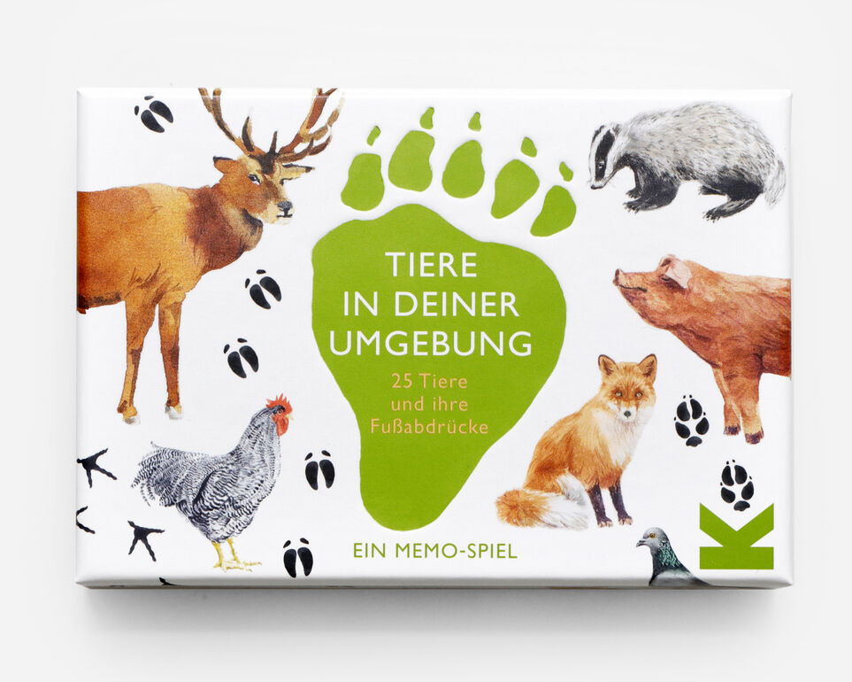 Das Memo-Spiel 'Tiere in deiner Umgebung - 25 Tiere und ihre Fußabdrücke' zeigt auf der Verpackung verschiedene Wald- und Bauernhoftiere wie Hirsch, Wildschwein, Dachs, Fuchs und Huhn sowie deren Fußabdrücke auf weißem Hintergrund mit grünen Text- und grafischen Elementen.