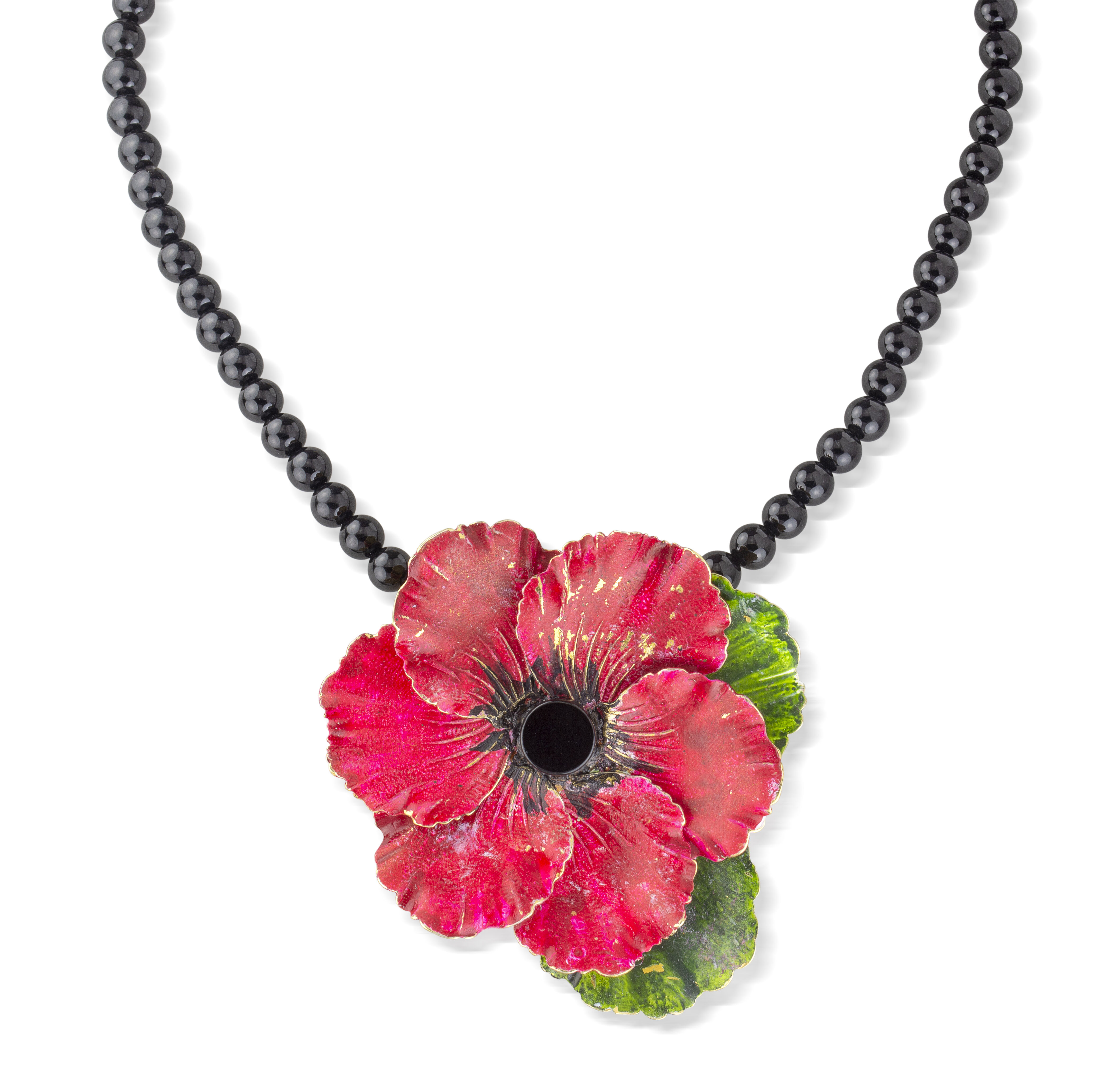 Das Bild zeigt eine elegante Halskette aus schwarzen Perlen mit einem auffälligen, handgefertigten Anhänger in Form einer roten Mohnblume. Die Blume ist detailreich gearbeitet und hebt sich durch ihre lebendigen Farben und die zentrale schwarze Perle hervor. Das Schmuckstück wirkt hochwertig und modisch und eignet sich als besonderes Accessoire für festliche Anlässe.