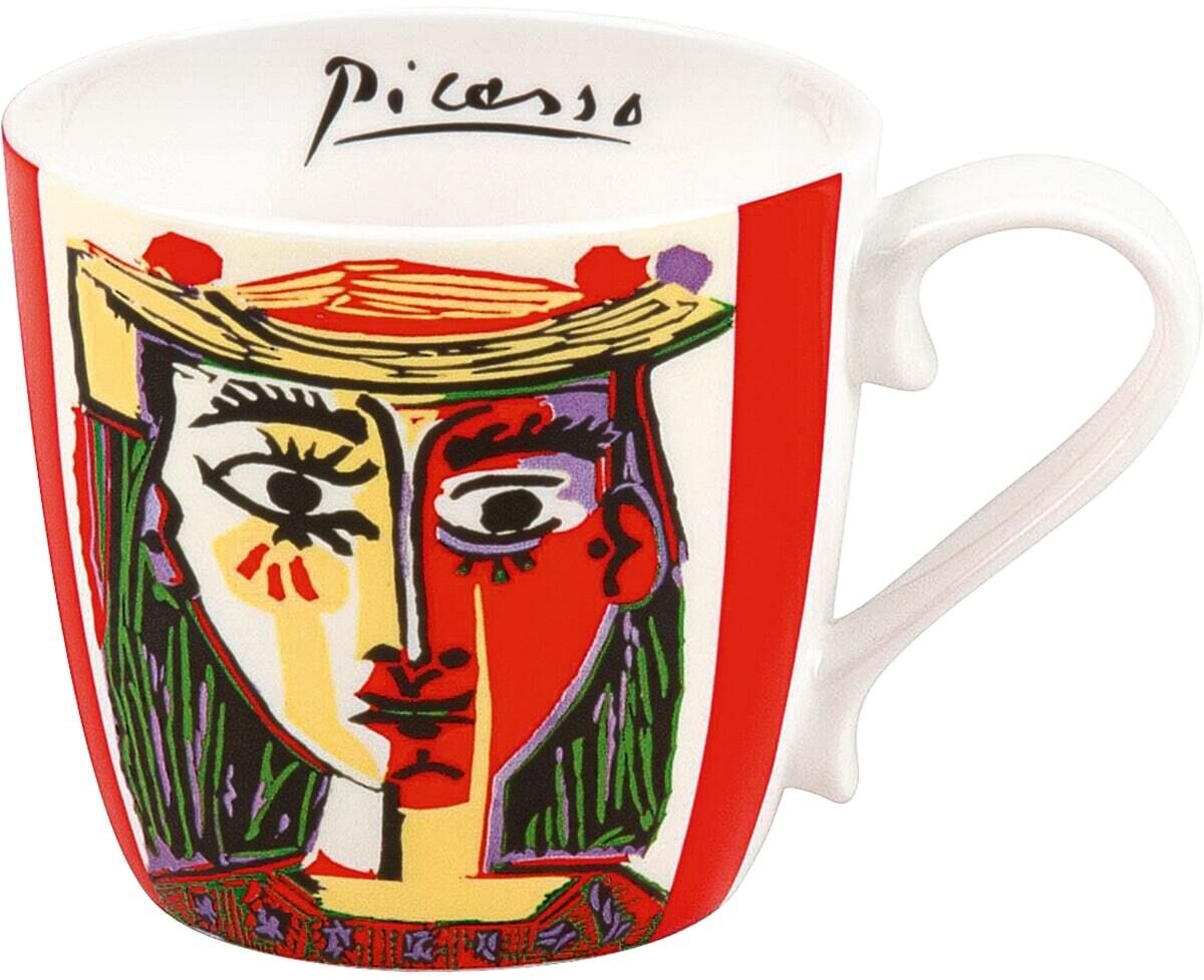 Eine Keramiktasse aus einem vierteiligen Set, inspiriert von den Werken Pablo Picassos. Die Tasse zeigt ein farbenfrohes, abstraktes Gesicht in Rot, Gelb, Grün und Schwarz, mit Picassos Unterschrift am oberen Rand.