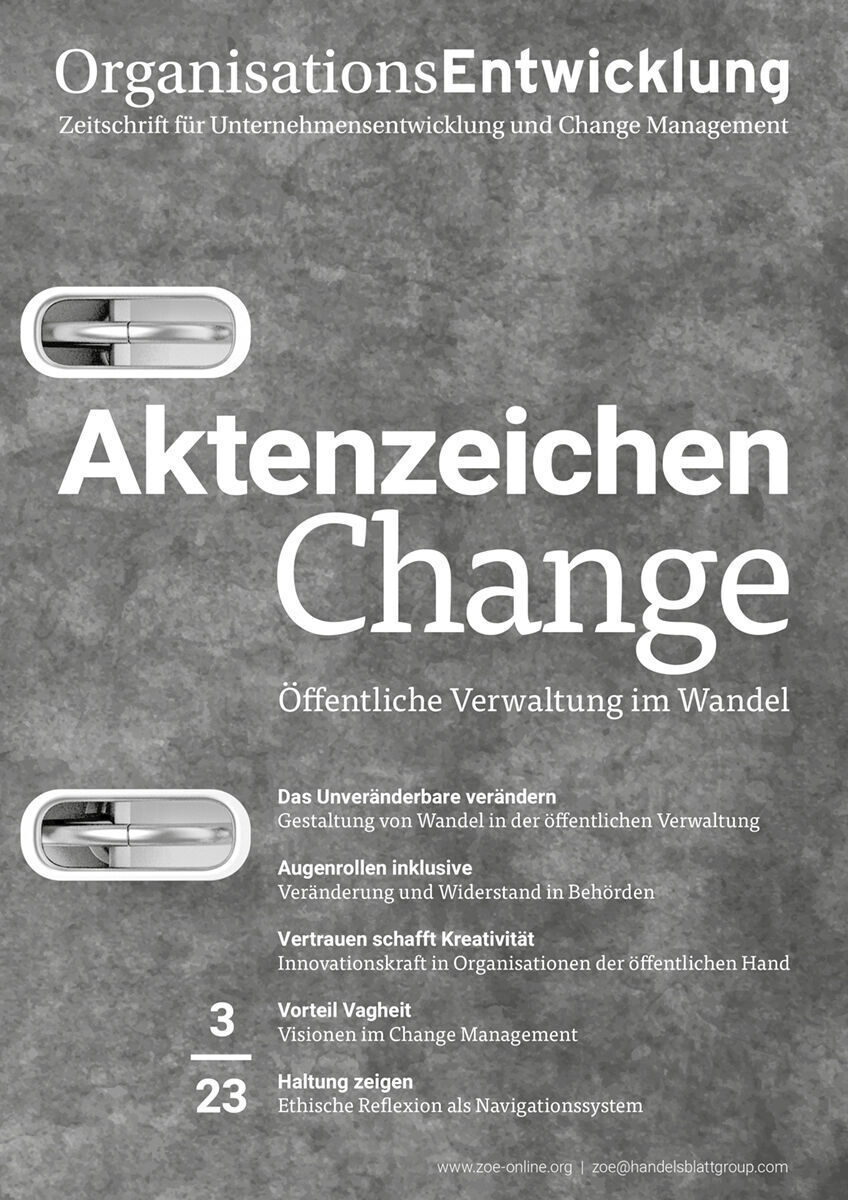 Cover des Magazins 'OrganisationsEntwicklung Ausgabe 03/2023: Öffentliche Verwaltung im Wandel' mit grauem Hintergrund. Der Titel 'Aktenzeichen Change' ist in großen Buchstaben in der Mitte platziert. Weitere Textelemente und Designs zieren das Cover, das sich an Fachleute der öffentlichen Verwaltung und des Change Managements richtet.