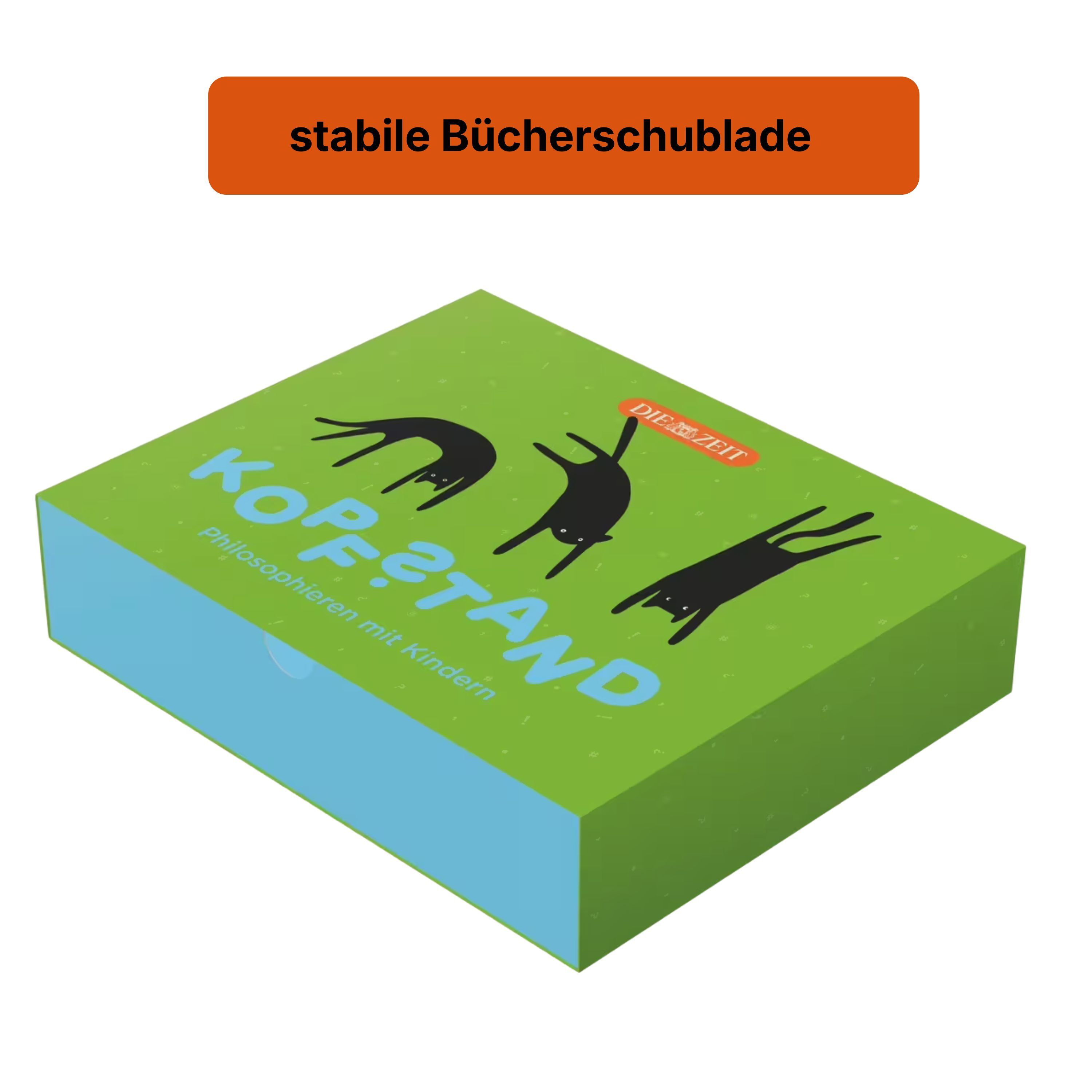 Auf dem Bild ist eine stabile, grüne Bücherschublade der ZEIT-Edition »Kopfstand – Philosophieren mit Kindern« zu sehen. Die Schublade ist mit schwarzen Tierillustrationen, dem Schriftzug »Kopfstand« und einer orangenen Marke verziert. Oberhalb befindet sich ein orangefarbener Kasten mit dem Text »stabile Bücherschublade«.