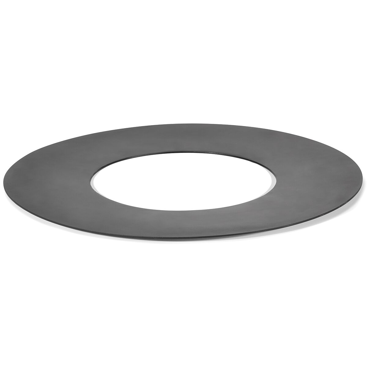 Flache, runde Grillplatte »Flames« aus robustem, mattschwarzem, pulverbeschichtetem Stahl mit einem großen Loch in der Mitte. Die Oberfläche ist glatt und nur leicht gewölbt, ideal passend als Zubehör für eine große Feuerschale im Garten.
