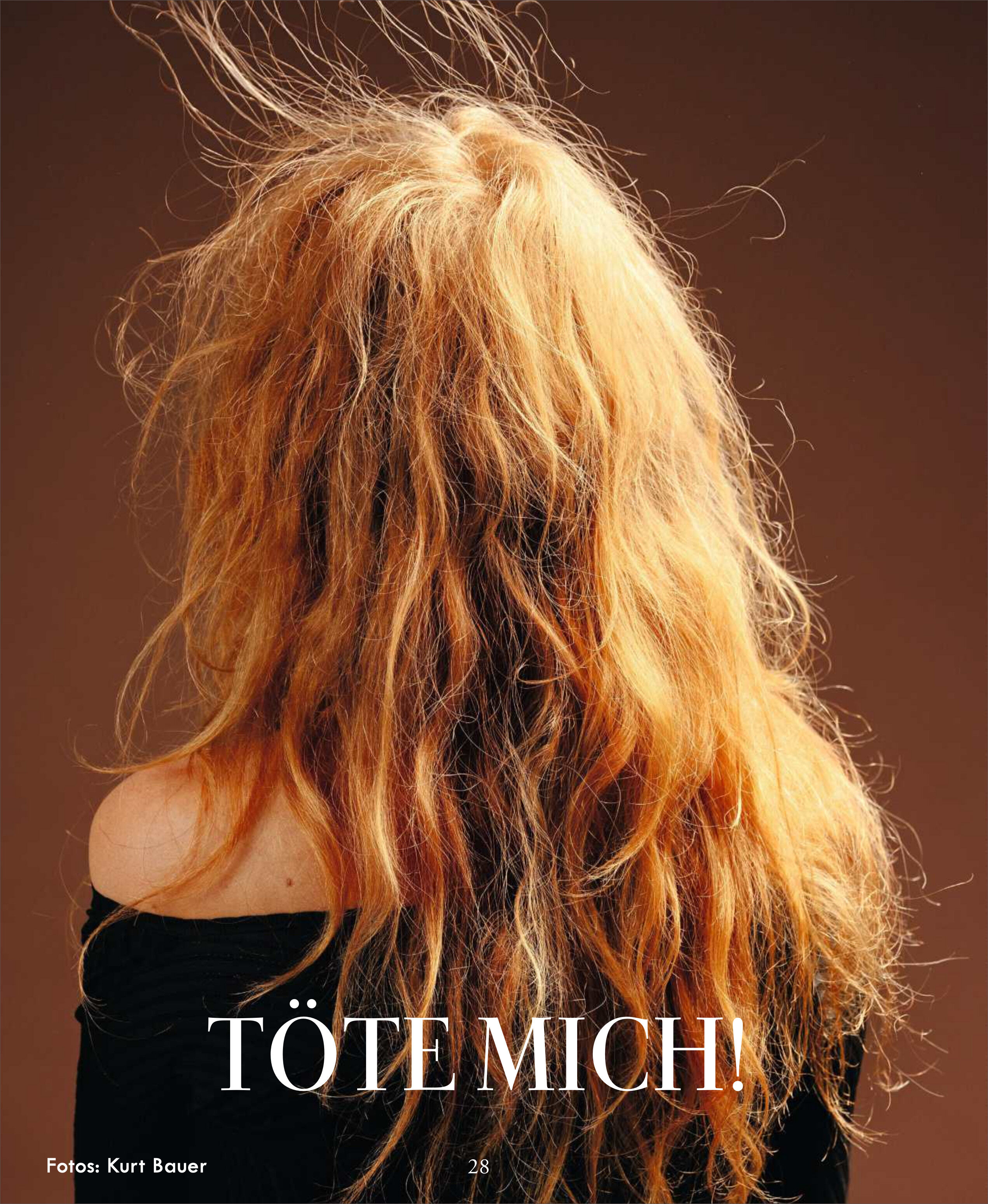 Eine Frau mit wirrem, blondem Haar ist von hinten vor braunem Hintergrund zu sehen. Sie trägt ein schwarzes Oberteil mit freien Schultern. Ihr Haar wirkt ungepflegt und zerzaust. Unten im Bild steht groß der Text: 'TÖTE MICH!'. Das Motiv wirkt düster und emotional aufwühlend.