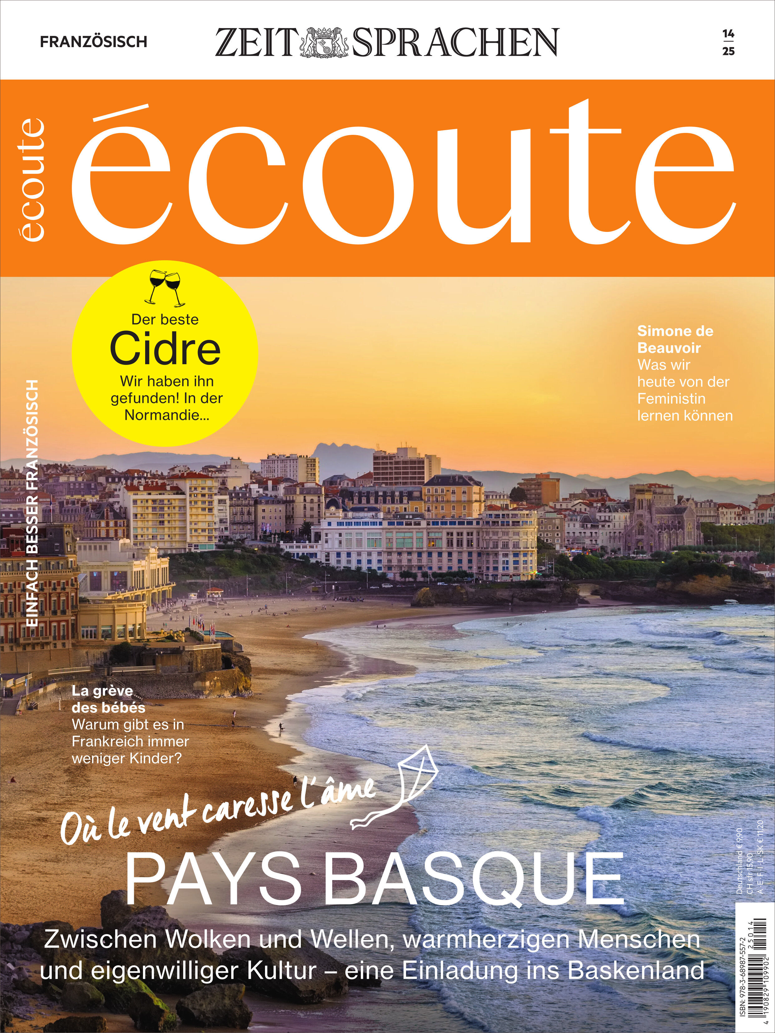 Titelblatt des Écoute Magazins Ausgabe 14/2025 mit auffälligem orangefarbenen Schriftzug und Themen wie Pays Basque und Cidre. Im Vordergrund eine Küstenlandschaft mit Strand, Wellen und städtischer Bebauung, darüber textliche Hinweise zu Reportagen und Sprachübungen.