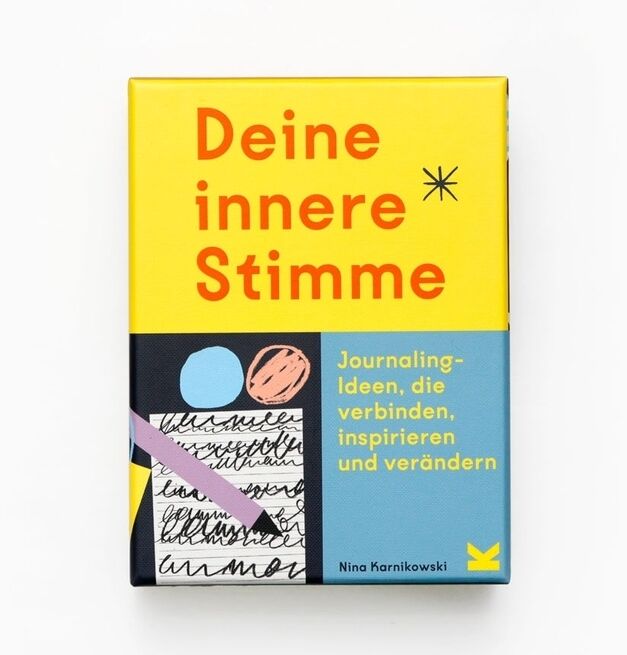 Ein Kartenset mit dem Titel »Deine innere Stimme«, das in gelber, blauer, rosa, schwarzer und weißer Farbe gestaltet ist, mit beschreibendem Text über Journaling-Ideen und persönliche Entwicklung.