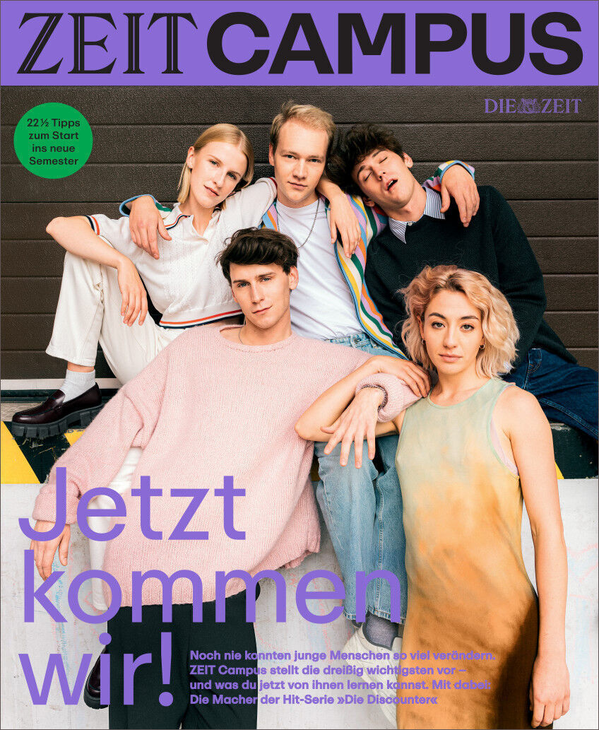 Titelbild der ZEIT CAMPUS 5/22 Zeitschrift mit der Schlagzeile 'Jetzt kommen wir!'. Es zeigt eine Gruppe junger Menschen in moderner Kleidung vor einem Holzhintergrund. Die Hauptfarben der Titelseite sind Violett, Grün, Weiß, Schwarz und Gelb.