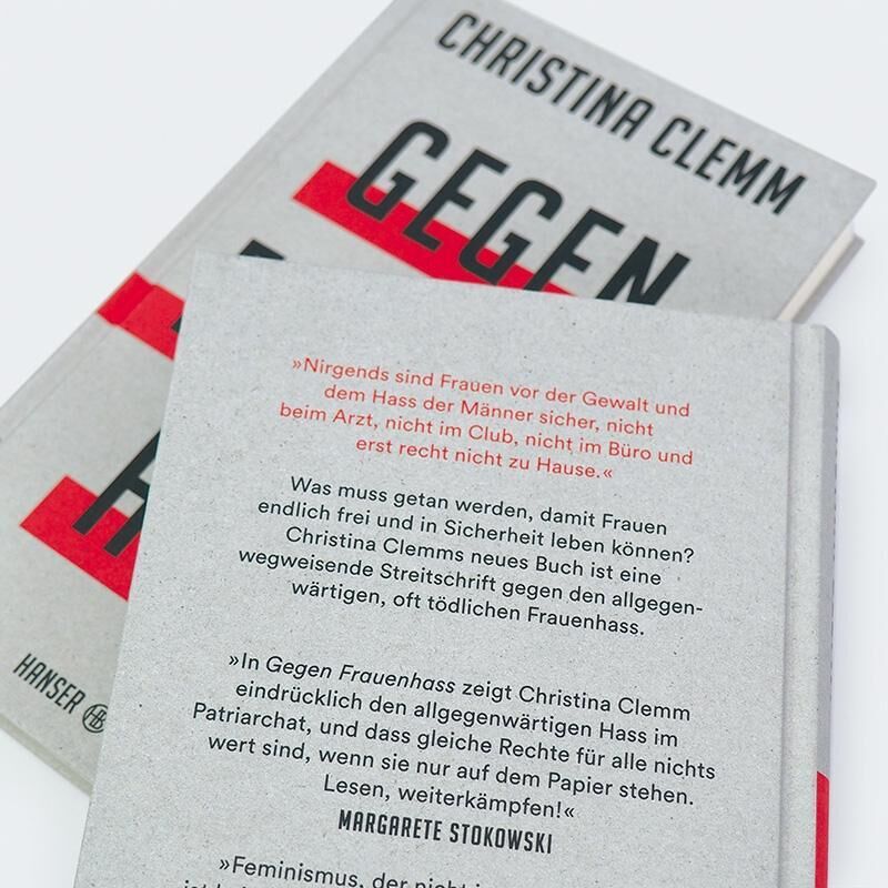 Das Bild zeigt zwei übereinander liegende Bücher mit dem Titel 'Gegen Frauenhass' von Christina Clemm. Das Buchcover ist hauptsächlich weiß mit schwarzen und roten Akzenten, und der Titel ist in großen schwarzen Buchstaben gedruckt.
