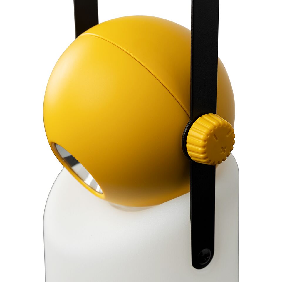 Die »Guidelight« Lampe zeigt einen gelben Lampenschirm mit zwei schwarzen Halterungen auf einem weißen Sockel. Das Design ist modern und funktional, geeignet für verschiedene Anlässe wie Outdoor-Aktivitäten oder als dekoratives Element.