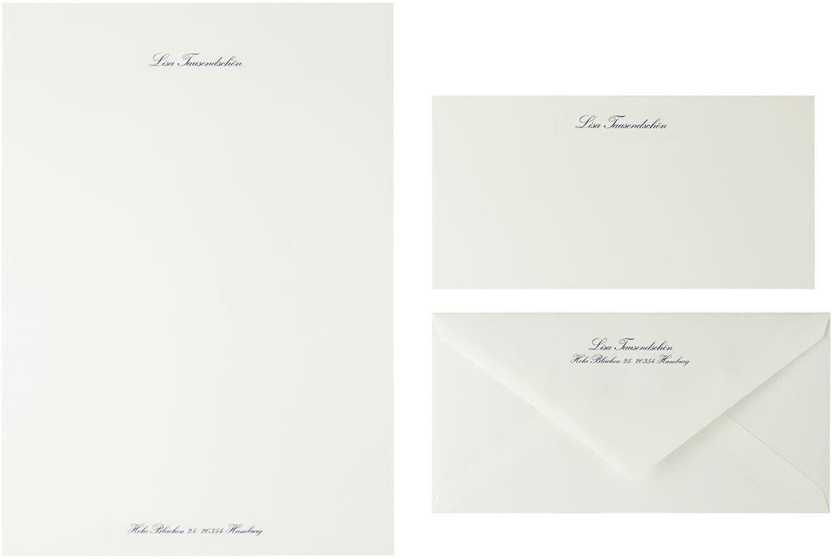 Ein Set aus Briefpapier im Format DIN A4 und dazugehörigen Briefumschlägen, alles in Weiß mit dunkelblauer Schrift. Das Design ist schlicht und professionell.