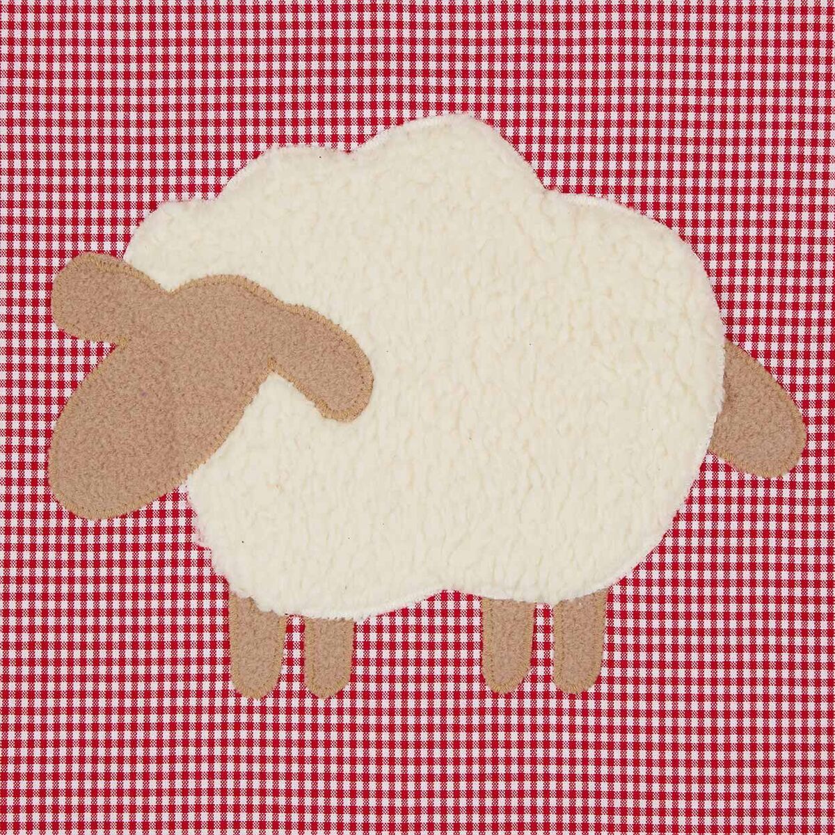 Eine weiche Baby-Kuscheldecke mit einem applizierten Schaf auf einer rot-weiß karierten Oberfläche.