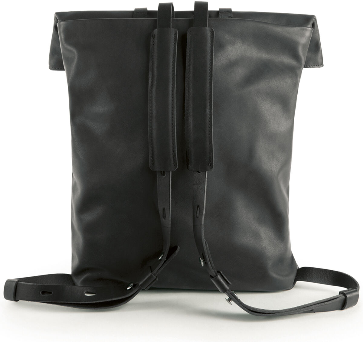 Rucksack »Nabuku« in schwarzem Leder mit verstellbaren Gurten und verstärktem Rücken. Der Rucksack hat ein minimalistisches, modernes Design.