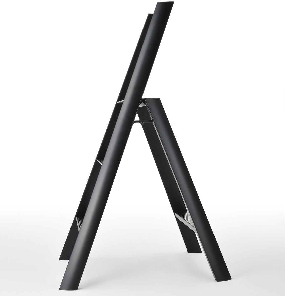 Eine moderne, schwarze Trittleiter mit drei Stufen aus Aluminium steht zusammengeklappt auf weißem Hintergrund. Das Design ist schlank und minimalistisch, geeignet für den Innenbereich wie Küche, Haushalt oder Büro.