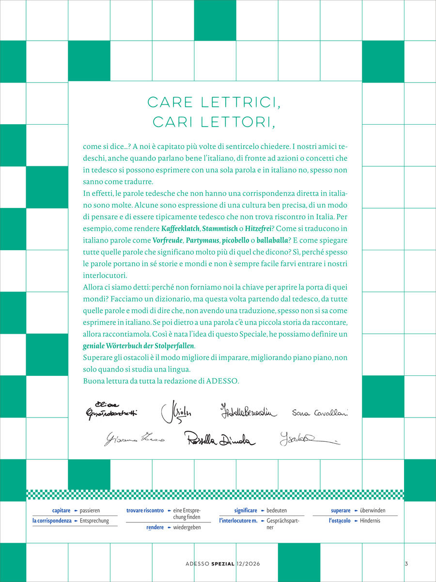 Seite aus dem Adesso Magazin 12/2026 Sonderausgabe, mit türkis-weißem Kachelmuster als Rahmen. In der Mitte steht ein italienischer Begrüßungstext in blauer Schrift sowie Unterschriften der Redaktion. Fußzeile mit Wortschatzangaben und Rubrikenübersicht.