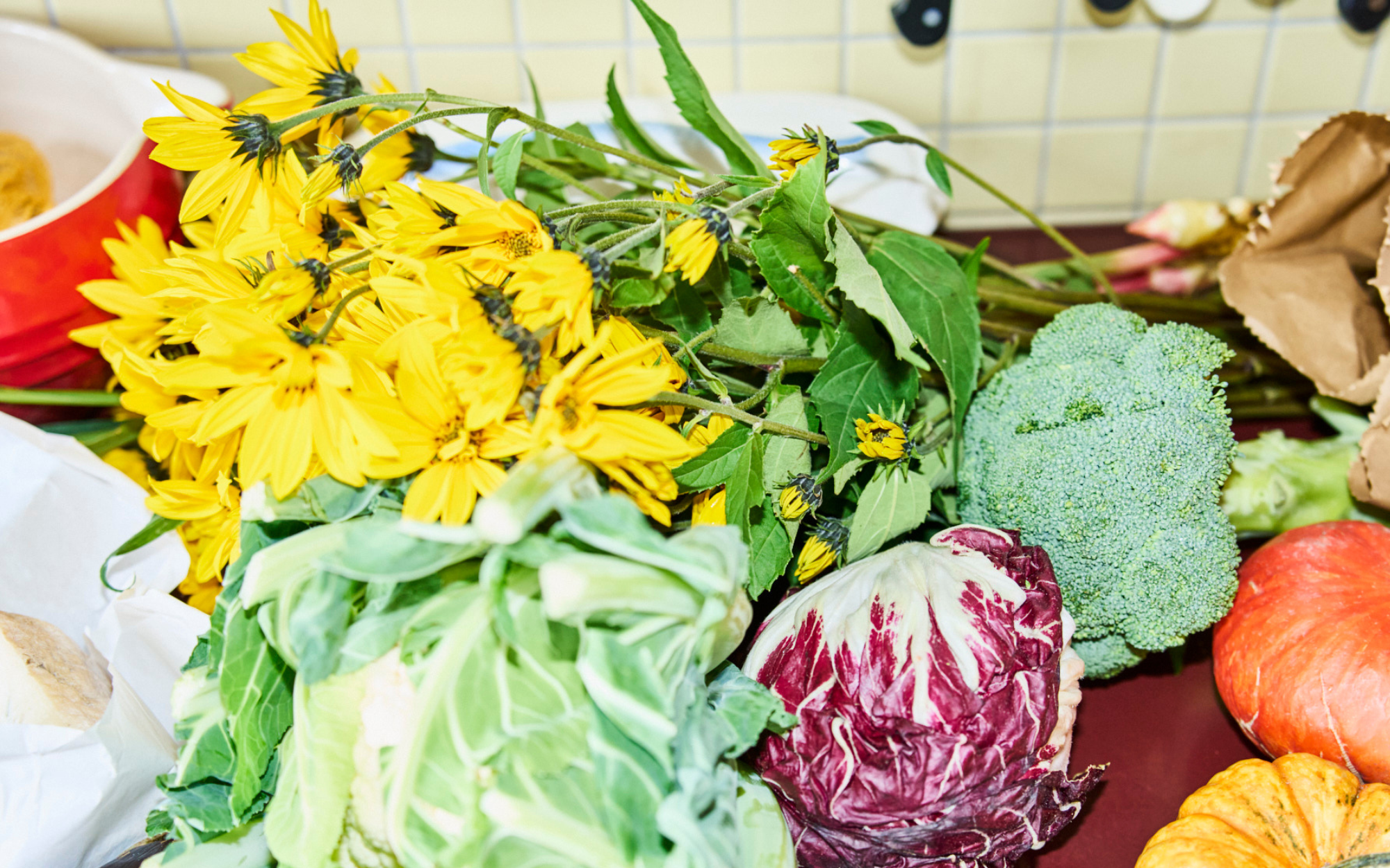 alt="Fotografie mit verschiedenen Gemüse-Sorten und Blumen vom Wochenmarkt" 
