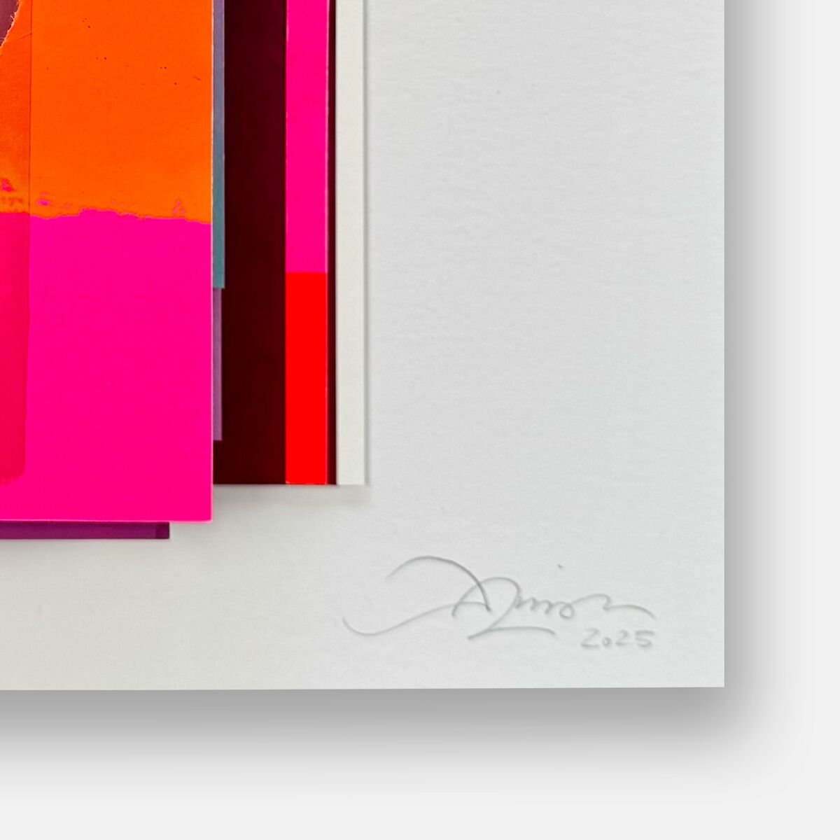 Siebdruck und Collage mit abstrakten, rechteckigen Farbflächen in leuchtendem Pink, Rot, Orange und Akzenten von Weiß auf weißem Hintergrund, signiert und datiert 2025; modernes Unikat-Kunstwerk.