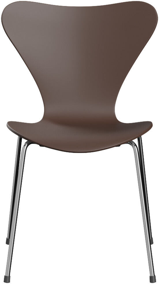 Der Stuhl "Serie 7" Edition Verner Panton von Fritz Hansen ist aus braunem, lackiertem Buchenfurnier mit elegant geschwungenem Sitz und Rückenlehne gestaltet. Er steht auf einem chromfarbenen Stahlrohrgestell mit Gleitern, wirkt modern und eignet sich für vielseitige Räume.