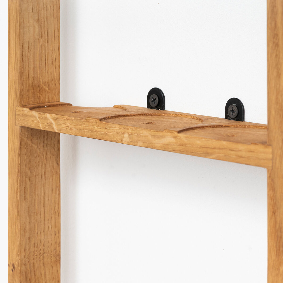 Ein hochwertiges Gewürzregal aus Naturholz, das an der Wand montiert ist. Es hat ein schlichtes, minimalistisches Design und bietet Platz für mehrere Gewürze mit zwei sichtbaren schwarzen Schrauben für die Befestigung.