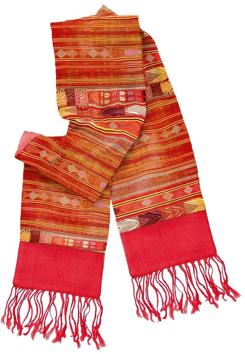 Ein farbenfroher Pashminaschal von Petra Waszak mit dem Titel 'Sun of Africa'. Der Schal zeigt ein lebendiges Muster in überwiegend Rot-, warmen Gelb- und Orangetönen mit mehreren geometrischen und traditionellen Designs. Fransen verzieren die Enden des Schals.