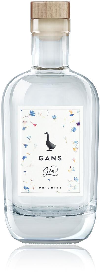 Eine Flasche Gin von GANS, mit transparentem Glas und einem beige-goldenen Verschluss. Das Etikett ist mit einer schwarzen Gans und farbigen blauen und roten Blumenmustern verziert.
