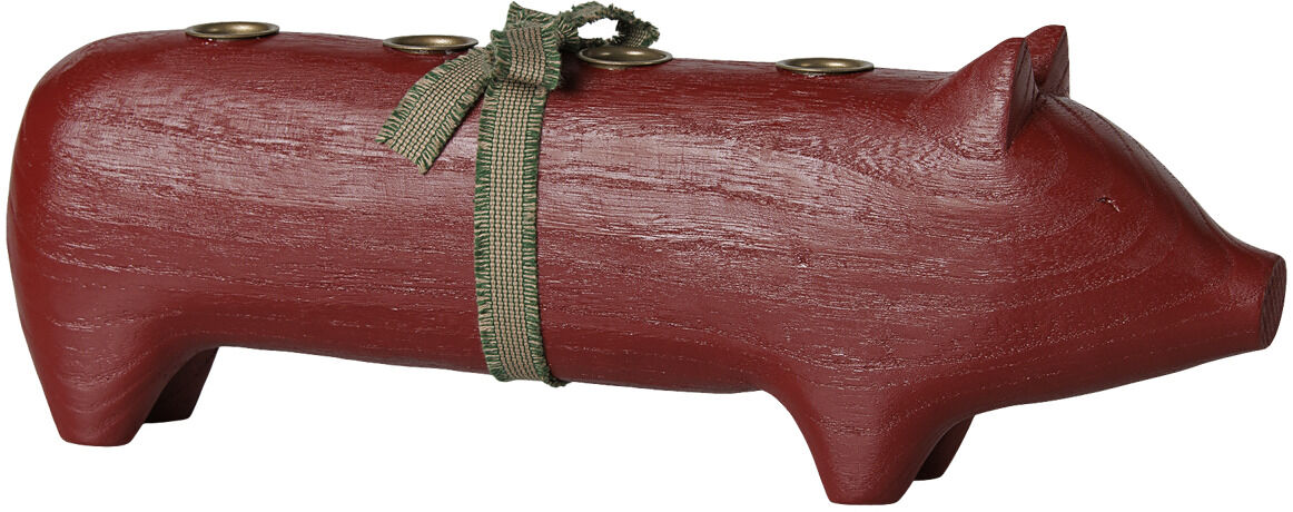 Großer Kerzenhalter aus Holz in Form eines Schweins, lackiert in kräftigem Rot, von Maileg. Vier Kerzenhalterungen oben, grünes Schleifenband um den Körper. Glatte, natürliche Holzstruktur, minimalistisches Design. Geeignet als festliche Tischdekoration.