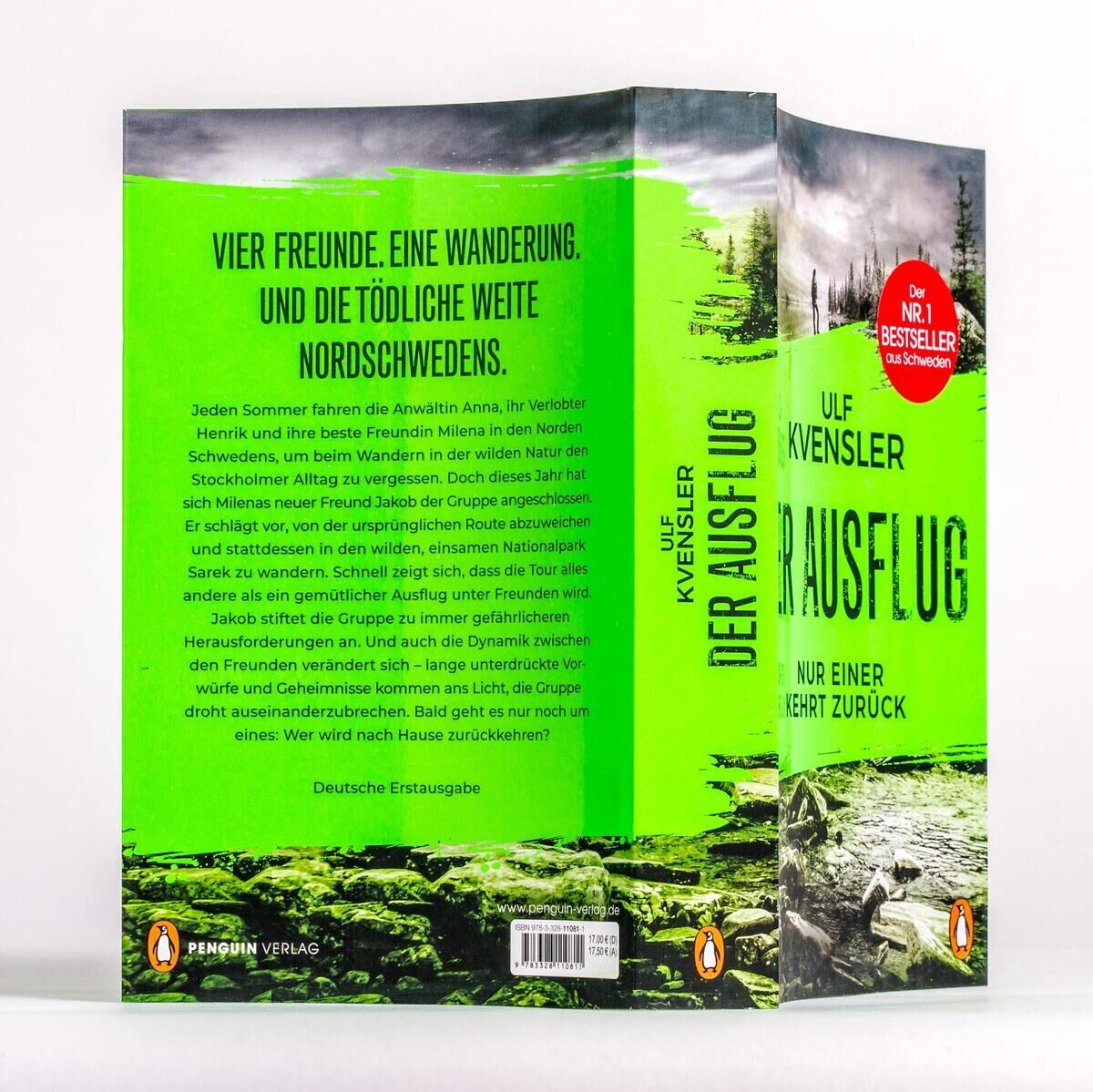 Das Buch „Kvensler, U: Ausflug - Nur einer kehrt zurück“ zeigt auf dem Cover eine grüne Waldlandschaft im Hintergrund und dunkle Wolken am Himmel. Der Titel steht in großen grünen Buchstaben auf der Vorderseite. Die Rückseite enthält eine Inhaltsbeschreibung.