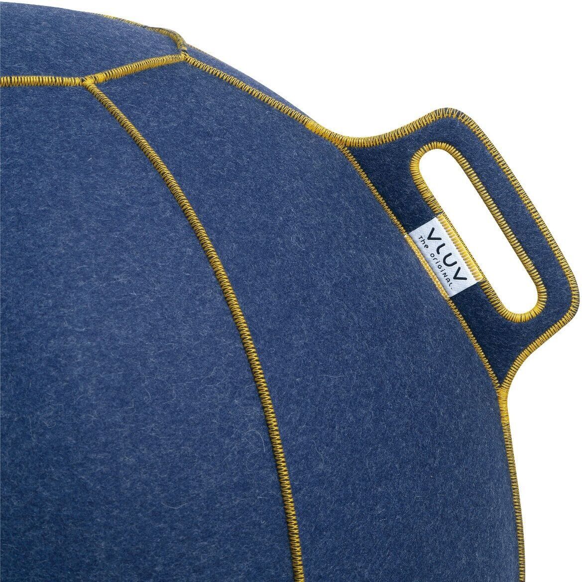Ein ergonomischer Sitzball der Marke Vluv Velt in blauem Stoff mit gelben Nähten und einem stabilen Griff.