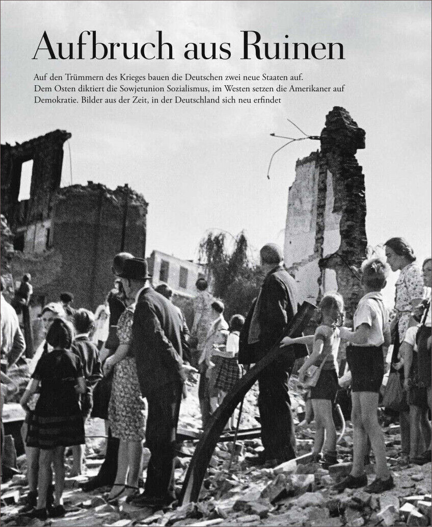 Schwarzweiß-Fotografie zeigt Menschen, die in den Ruinen einer Stadt nach dem Krieg stehen. Im Hintergrund sind zerstörte Gebäude zu sehen. Darstellung der Nachkriegszeit und des Wiederaufbaus in Deutschland.